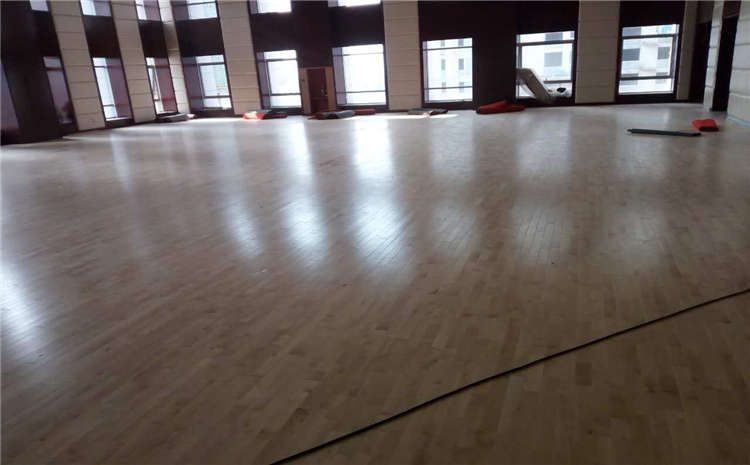 江蘇學(xué)校運動木地板施工團隊