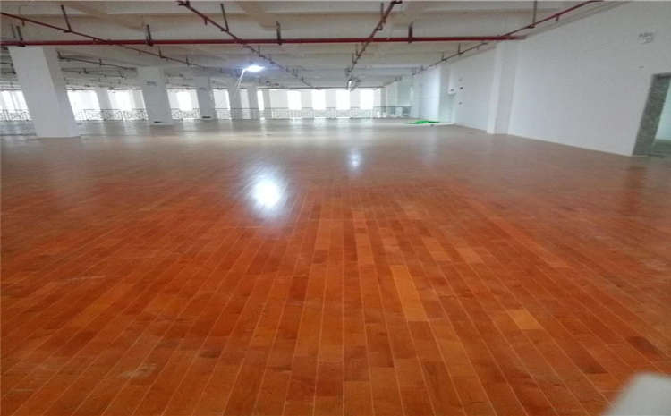 指接板風雨操場地板怎么保養?